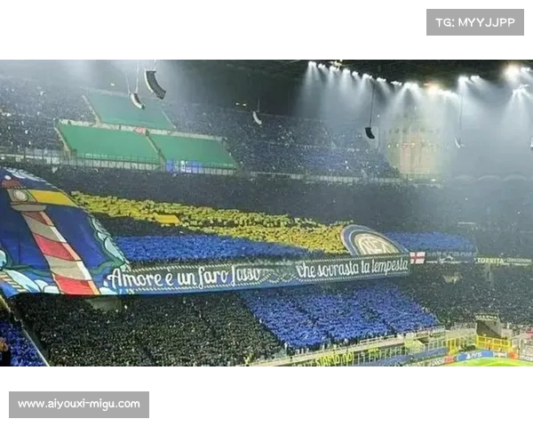 巴黎球迷看台高歌助威,客场气氛火热